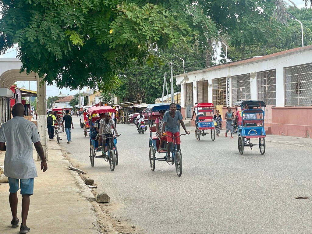 2024-04-11: lämnar paradiset på sandvägen, Toliara,&nbsp;stadsliv