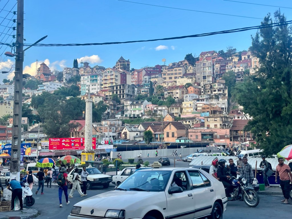 2024-04-12: tidig flygtur till Antananarivo igen, poolhäng, lite mer&nbsp;storstad